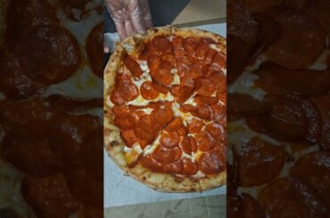 PEPPERONI PIZZA🍕#crispypizza #asmrsounds #pizzalover #asmr #torontoeats #pizza #food#shorts