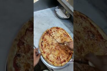 #pizza #deliciouspizza #italiancuisine #eatpizza #eatpizza #pizzalover