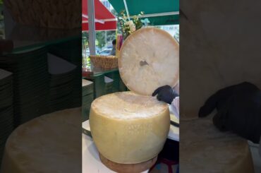 Have you tried Spaghetti cooked in Parmigiano ？ Italian Street Food #streetfood #food #foodtiktok #f