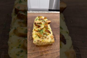 Cheesy Alfredo garlic bread!!
