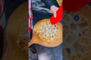 #food #foodie #tamannapraveenvlogs #howtomakewhitesaucepasta #pizza #zomato #pizzastreetfood