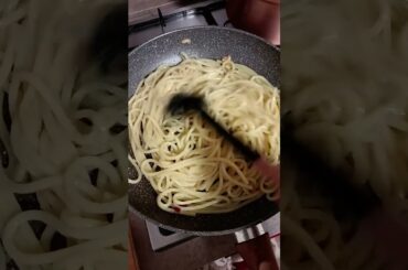 #food #italy #howtomakewhitesaucepasta #youtubeshorts #shorts