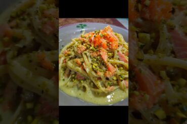 Spaghetti con crema di Parmigiano, pesto di pistacchi e salmone  #ricette #italy  #pasta