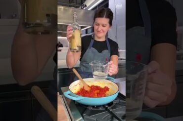 The WHOLE CAN of tomato paste goes into this vodka sauce pasta 🥫❗