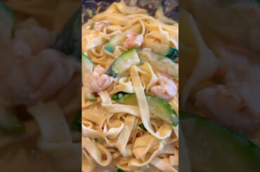 Tagliatele con panna,zucchine and gamberi #italiancuisine  #shorts  #foryou #subscribe #food #yummy
