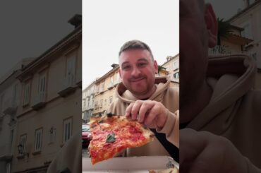 I tried a pizza in the Amalfi Coast Italy 🇮🇹