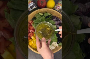 ГРЕЧЕСКИЙ САЛАТ | ВЕСЬ СЕКРЕТ — В СОУСЕ #рецепты #греческийсалат #shorts