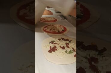 making pizza 🍕#italiancuisine #pizzalovers #pizzatime