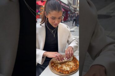 MUST-TRY street food in Istanbul - Turkish Pizza (Lahmacun) 🇹🇷 #istanbulfood