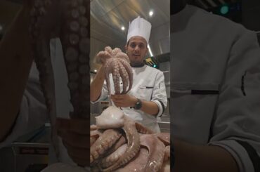 এতো বড় অক্টোপাস আমি আগে দেখিনি#italy #restaurant