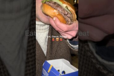 Next-Level Burgers & Energy in Modena 🍔 💃 #yummy#reels#viral#food#burger#italy#foodie#videoshort