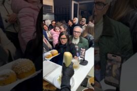 Beautiful Girl On Shop 😍 #trending #trendingshorts #shortsfeed #food #foodie #italy #youtubeshorts