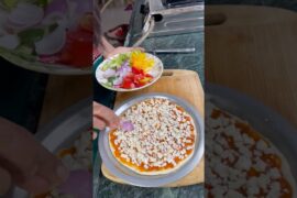 Last time kab pizza khaya tha wo bhi yaad nahi?🫣#shorts #pizza #youtubeshorts