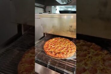 Pizza 🍕😱 | Pepperoni| Italian pizzas | Pizza party| Food lovers #pizzatonight #london #properpizza