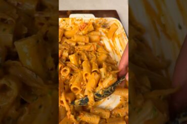 Creamy Roasted Onion & Tomato Pasta – One Tray, Minimal Effort, INSANE Flavor (Vegan)