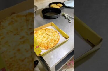 Aadhe⏰Ghante me😱thin pizza🍕#viral #shorts #pizza #youtubeshorts #food #minivlog #ytshorts