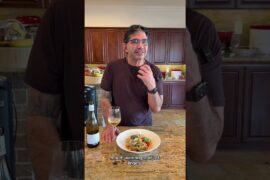 The only thing that can make vongole even better? The glass right beside it. 🐚🍝🍷