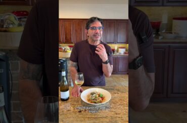 The only thing that can make vongole even better? The glass right beside it. 🐚🍝🍷