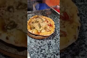 makes th pizza🍕                                                  #pizza #cooking #italy