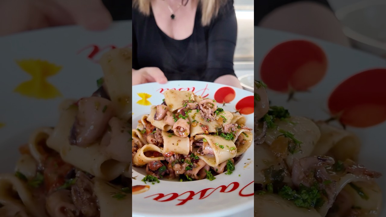 Pasta e Calamari 🦑 Calamarata #tuttiatavola2016 #ricette Pasta e Calamari 🦑 Calamarata #tuttiatavola2016 #ricette