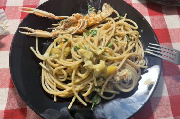 Spaghetti integrali quadrati agli scampi e pomodorini gialli
