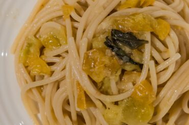 Spaghettoni with yellow cherry tomatoes and basil (failed test, I won't buy them again)