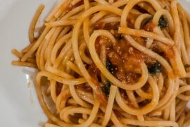 Spaghettoni with canned red cherry tomatoes and basil (this time success, but they are tried and tested)