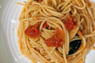 Spaghetti with cherry tomatoes and basil for a quick dinner