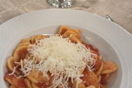 Simple and comforting: Orecchiette with fresh tomato sauce and a mountain of cheese 🍝