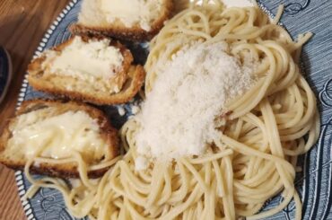 Spaghetti w olive oil and fried garlic