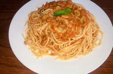 Pasta with tuna, mushrooms, and bay leaf