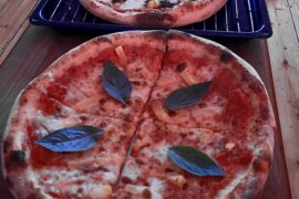 1x Margherita + 1x Caramelised onion and goats butter 👌 Classic 60% hydration