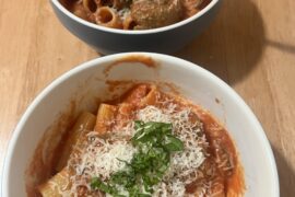 Rigatoni with vodka(less) sauce &meatballs