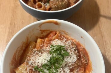Rigatoni with vodka(less) sauce &meatballs