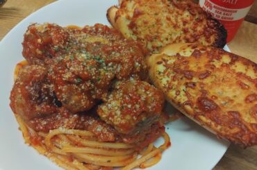 Spaghetti and meatballs with garlic bread