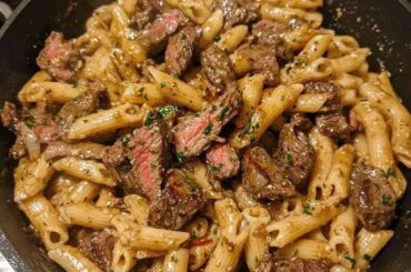 Mostacholcon pasta with a little meat and cilantro 🤤