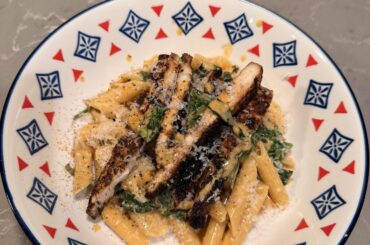 [homemade] chili crisp Alfredo penne with spinach and blackened chicken