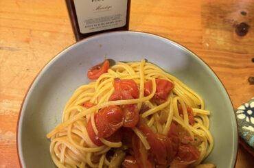Simple pasta with cherry tomatoes, mushrooms and olive oil