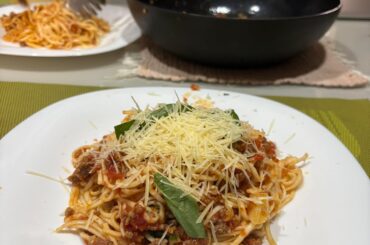 Domingo de espagueti con mucho queso parmesano y albahaca 😍🍝❤️‍🔥