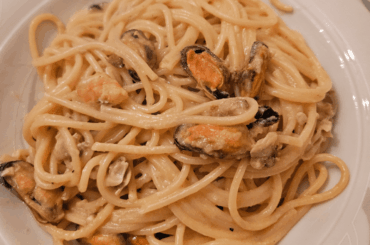 Spaghetti with mussels and shrimps