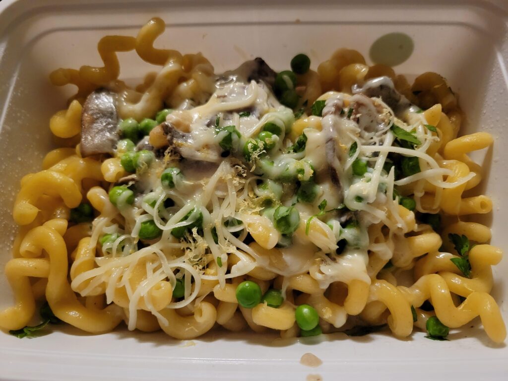 Cheesy mushroom and pea pasta