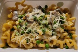Cheesy mushroom and pea pasta