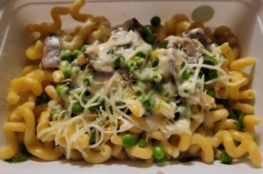 Cheesy mushroom and pea pasta