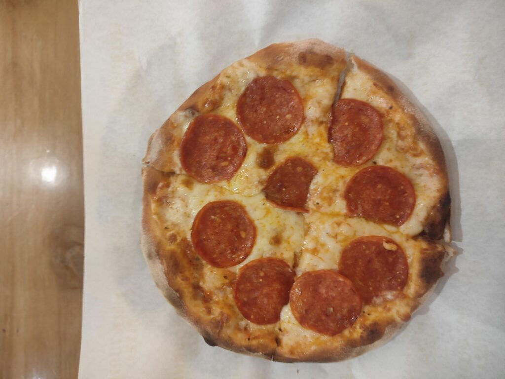 [I ate] regular size chicken pepperoni pizza loved the taste. Love the tomato garlic sauce they served on the side. 🍕🍕