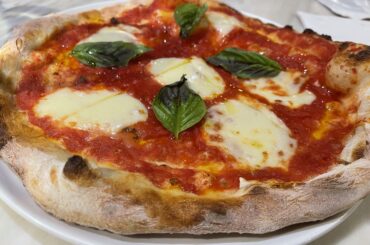 Neapolitan Margherita Pizza with Fresh Mozzarella & Basil [Homemade]