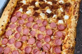 I didn't have many ingredients, but I really wanted to make pizza! It's sausage pizza with half Mexican chilorio and cream cheese balls, with a cheese-stuffed crust. It looks strange, I know! But it tastes delicious.