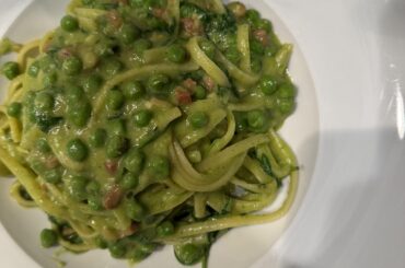 Linguini with prosciutto and arugula pea purée