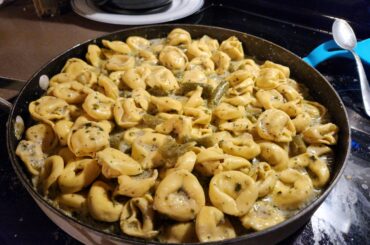 Stuffed pasta with door sauce and a can of green beans