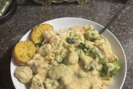 [Homemade] Fettuccine Chicken Shrimp Alfredo & Mini Garlic Bread Bites