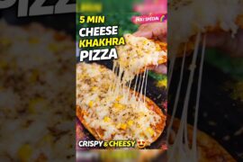 Holi Special 5 Min Cheese Khakhra Pizza 😍 Guests ke liye Easy Snack #shorts #holi #5minrecipe